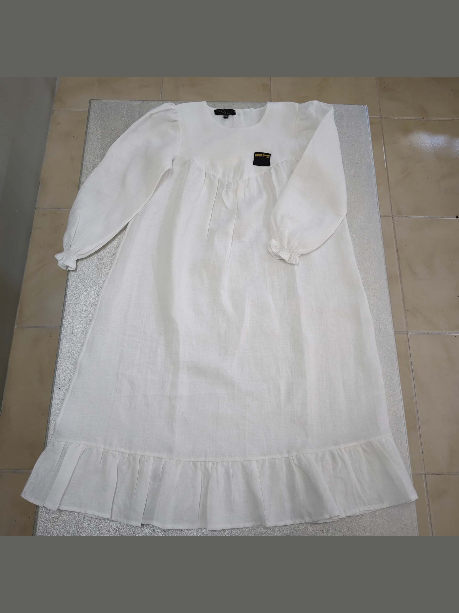 Beyaz keten kumaştan üretilen kız çocuk elbise modelleri.